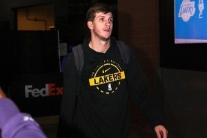 湖人众将入场穿搭：里夫斯穿球队周边 艾顿喜庆大红袍 拉拉满身花