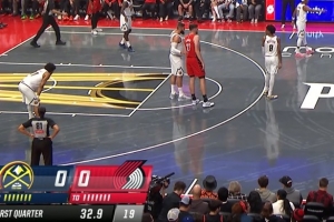 紧张了？开拓者主场首节快结束时 计分板和计时器都出问题了...