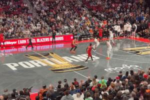 维持悬念！阿夫迪亚单打卡梅隆-约翰逊 转身强硬上篮打成2+1！