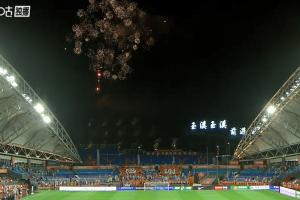 主场收官战！玉昆战胜西海岸后，球场上空放起烟花