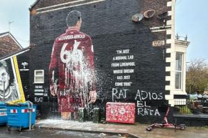 阿诺德利物浦壁画今晨惨遭污损，被涂鸦大字：“再见吧，老鼠”