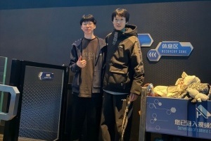 Shanks更博晒与Hope游玩迪士尼合影：气胸+极速摩托第一排，这也能顶住!