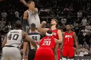 你自己来就好！申京和文班亚马跳球 直接放弃&目送文班拍走球权