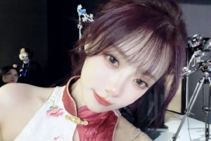 主持人小钰晒照：悄悄的小粉已经溜走了 现在登场的是—小紫！