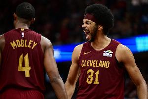 轻轻松松！骑士双塔皆砍下两双：小莫布里18+10&阿伦16+14