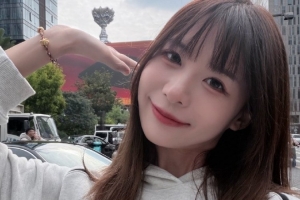 解说瞳夕晒日常照：满满的英雄联盟氛围感