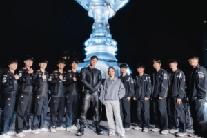 LOL官方分享T1、KT十位决赛选手与邓紫棋和Anyma的合照