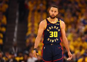 针锋相对！库里飙中三分 文班亚马外线干拔三分迅速回应