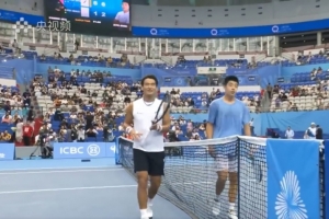 布云朝克特直落两盘击败王亨洲，晋级全运会网球男单第三轮