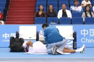 全运会网球男单1/4决赛：商竣程一度申请医疗暂停，首盘3-6小布
