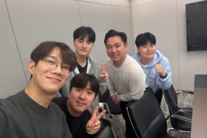 我们也在干活经纪公司SuperAgent晒和peyz的合照