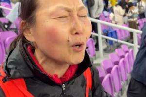 100米栏夺冠！刘景扬妈妈落泪：你知道她多艰难，人家都不看好她