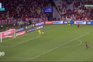 玩砸了弗拉门戈门将试图颠球出现失误送空门，对手笑纳