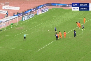 王大雷扑点！裁判看VAR后判三镇获点，图多列点射被王大雷扑出！