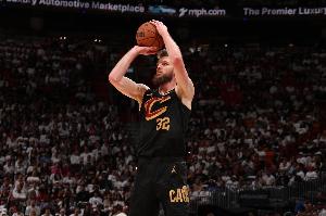 神来之笔！米切尔及时提醒 迪恩·韦德翻身强投压哨命中