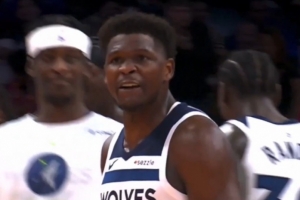 你能防住我？爱德华兹干拔三分命中后 各种垃圾话狂喷狄龙！