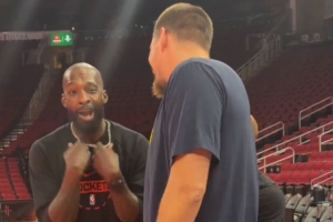 老队友抱一抱！约基奇赛前与杰夫·格林热聊 两人手舞足蹈笑嘻嘻