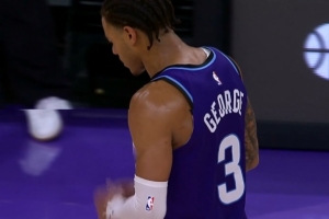 不满判罚！基昂特·乔治疑似发球前被犯规