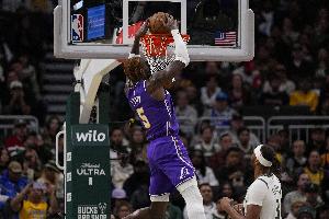 湖记：艾顿右膝挫伤回归成疑 海斯下半场代替他首发