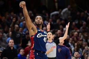 百步穿杨！米切尔追身三分轰进 骑士将分差拉开到两位数