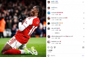 北伦敦德比首秀上演帽子戏法！埃泽社媒晒滑跪庆祝照：天哪！