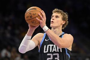 外线没手感！马尔卡宁上半场8中3得6分4板1断 三分3中0