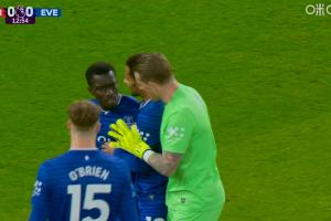 情绪失控和基恩争吵！盖耶第13分钟被直红罚下，曼联多打一人！