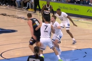 已臻化境！约基奇单打神来之笔送背传 助攻队友轻松打中