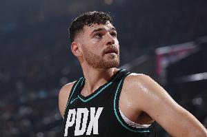 杨瀚森没上！克林根上半场4分6板3助1断1帽 罗威拿到4分2板3帽