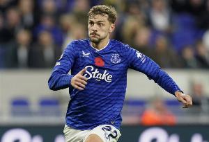 霍尔生涯首次在英超通过右脚破门，此前4球均为左脚破门