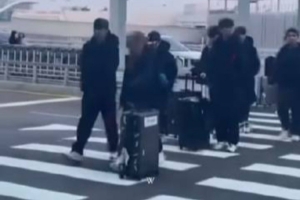 韩国网友分享机场偶遇T1：他们去参加红牛杯了