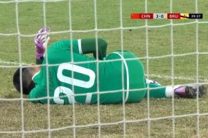 根本拖不住文莱门将上半场屡次倒地，8分钟补时国少连进3球