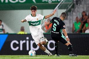 电讯报：阿森纳密切关注埃尔切中场门多萨，但面临皇马等队竞争