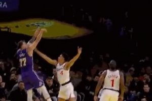 很清楚！东契奇强拔三分后倒地给了三罚 但快船挑战成功