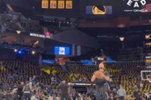 真·小学生！库里赛前热身大秀空接背扣 落地后不忘耍帅庆祝