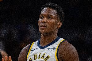 还是太年轻！马瑟林带球推进被巴恩斯贴防逼了个回场违例