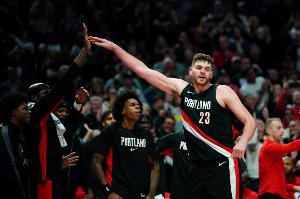 篮板是真好！克林根抢11板&6前场板 8中3拿到9分1助1帽