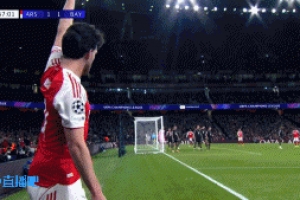 差一点！梅里诺力压于帕头球攻门偏出，坐地遗憾抱头