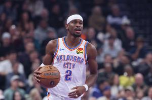 见缝插针！亚历山大被包夹送击地妙传 哈滕高抛将球送入篮筐