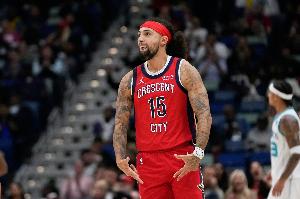 弹无虚发！阿尔瓦拉多首节6分多钟贡献11分2板 三分3中3！