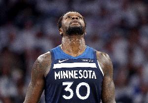 解说：森林狼努力匹配雷霆的强度 但他们最后上演了边线球5秒违例