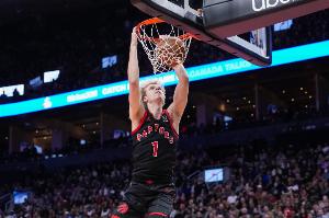 飞身抢板平摔在地！迪克接受脑震荡评估 本场比赛不会回归