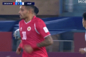 干啥呢？对手门将准备快发，曹永竞上脚撩了一下吃到黄牌！