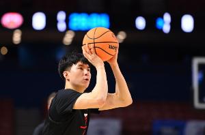 媒体人：我们的队员还是太“礼貌”了 让李贤重打得太轻松