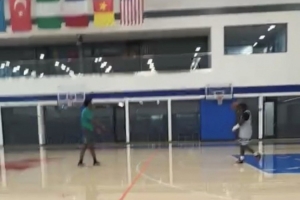 感恩节也没闲着！埃奇库姆社媒直播在球馆训练