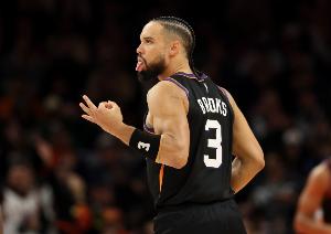 没挑战了！狄龙三分造亚历山大犯规 疑似剪刀腿引主场不满