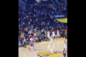 ❤爱！詹姆斯早早跟前队友们拥抱 与浓眉的手势礼依旧熟悉！