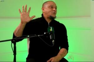 卡洛斯谈首次对阵梅西：他太快了，我想拽他球衣反倒扭歪了手指