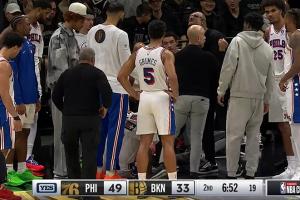 别啊！庄神落地时无对抗倒地 队友围成一圈将他搀扶离场