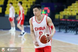 苏群：郭士强让高诗岩首发 使中国男篮的进攻从一开始就陷入被动